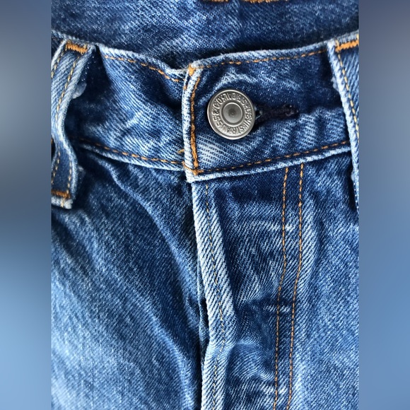 Women’s Levi’s Cut Off Shorts - Picture 3 of 9